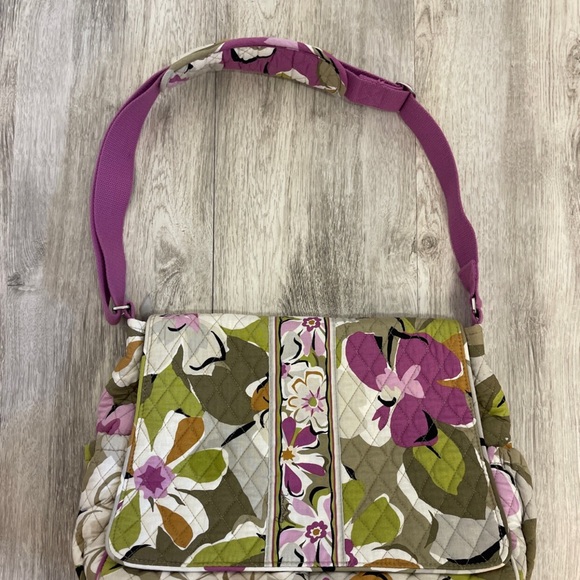 Vera Bradley Messenger Diaper Bag With Changing Pad - Picture 2 of 11